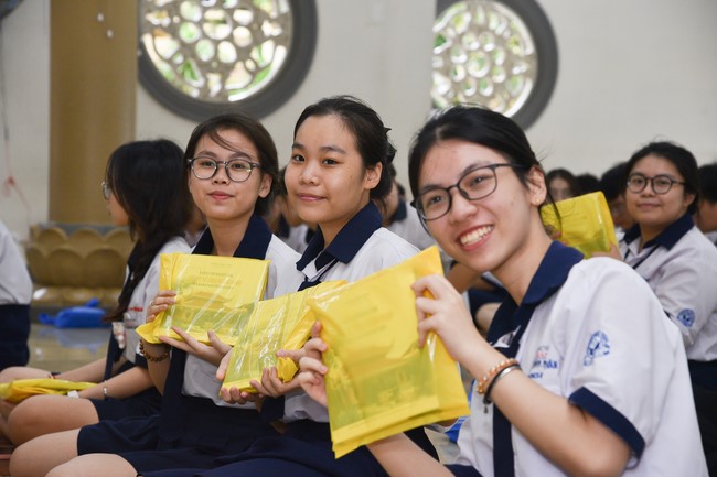 Nhan Van School students praying before the University Examination