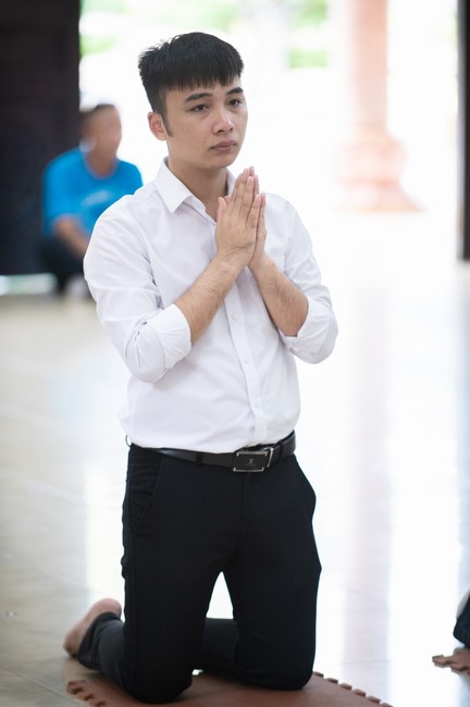 Nhan Van School students praying before the University Examination