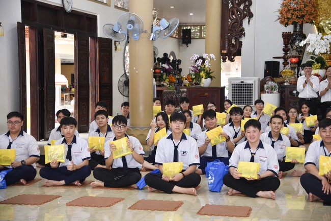 Nhan Van School students praying before the University Examination