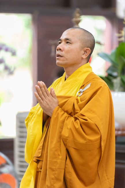 Nhan Van School students praying before the University Examination