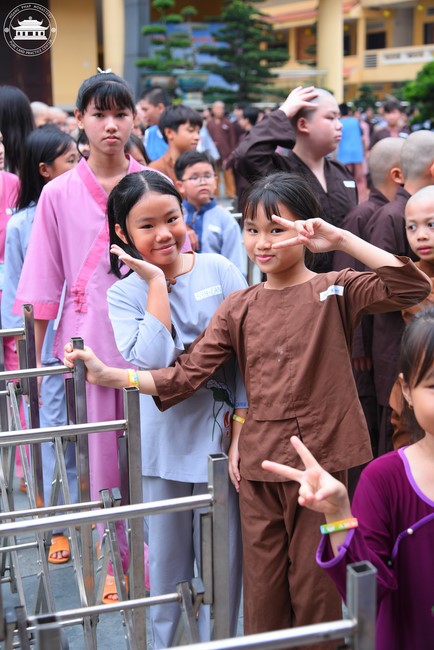 Starting the Temporary Ordination Retreat for Children in Summer with the theme Sowing compassion seeds