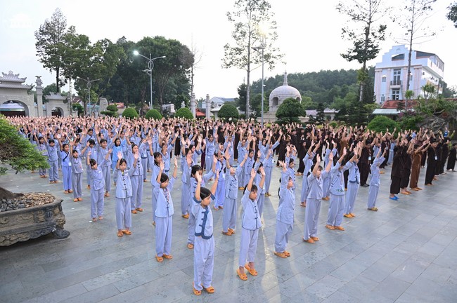 Starting the Temporary Ordination Retreat for Children in Summer with the theme Sowing compassion seeds