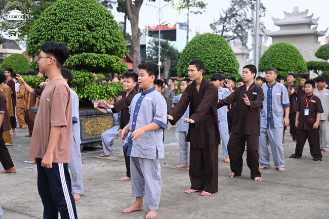 Starting the Temporary Ordination Retreat for Children in Summer with the theme Sowing compassion seeds