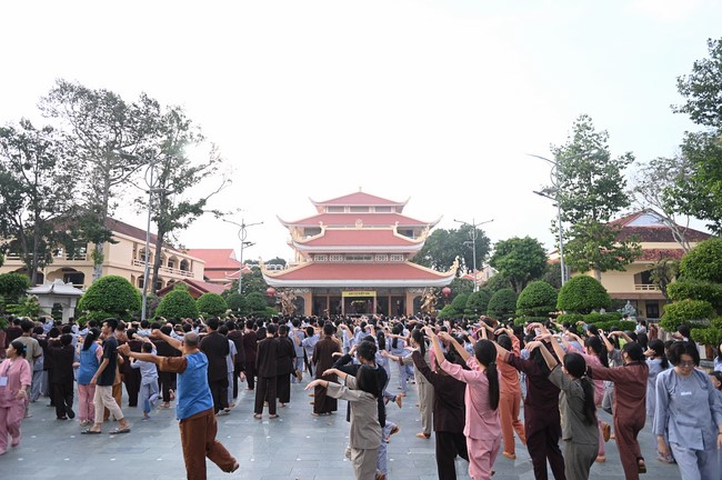 Starting the Temporary Ordination Retreat for Children in Summer with the theme Sowing compassion seeds