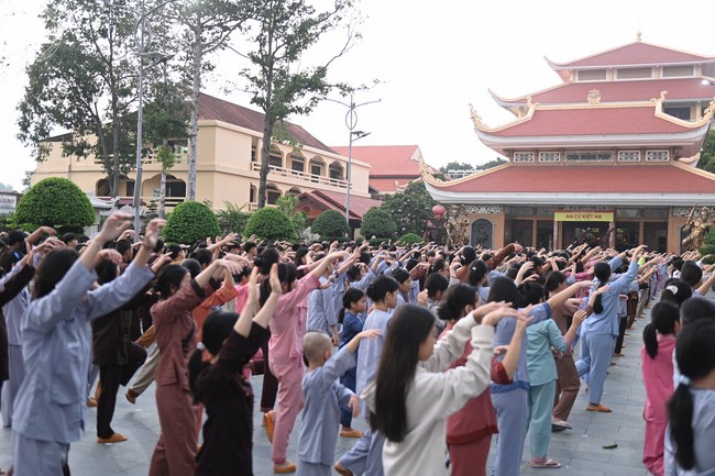 Starting the Temporary Ordination Retreat for Children in Summer with the theme Sowing compassion seeds