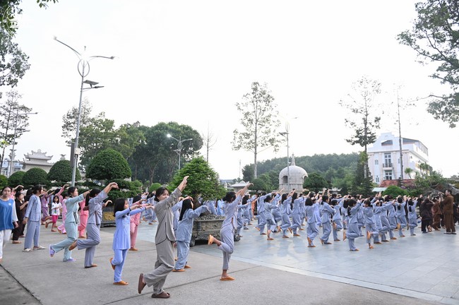 Starting the Temporary Ordination Retreat for Children in Summer with the theme Sowing compassion seeds