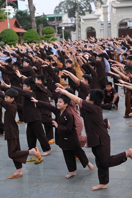 Starting the Temporary Ordination Retreat for Children in Summer with the theme Sowing compassion seeds