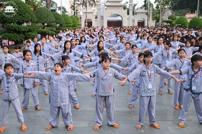 Starting the Temporary Ordination Retreat for Children in Summer with the theme Sowing compassion seeds