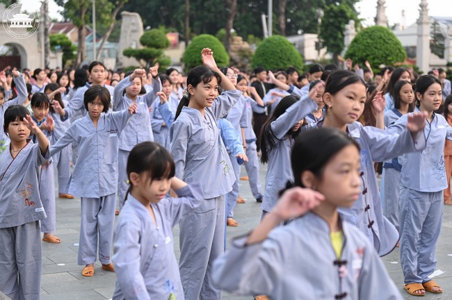 Starting the Temporary Ordination Retreat for Children in Summer with the theme Sowing compassion seeds