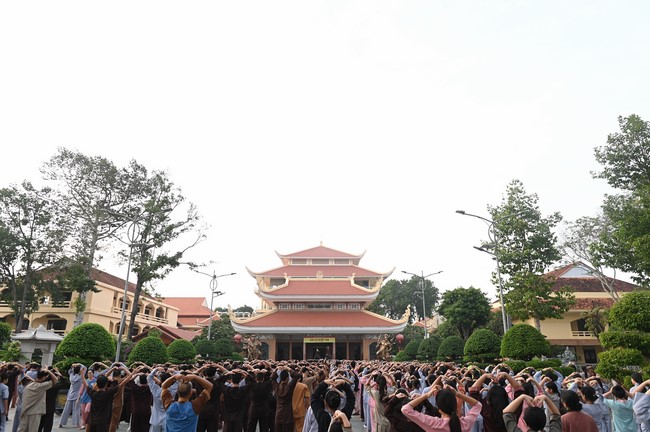 Starting the Temporary Ordination Retreat for Children in Summer with the theme Sowing compassion seeds