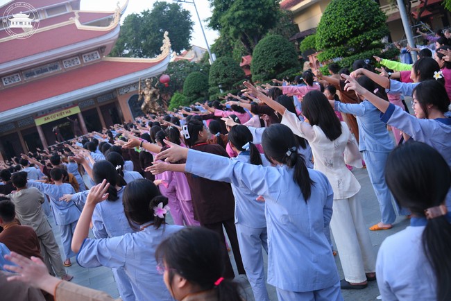 Starting the Temporary Ordination Retreat for Children in Summer with the theme Sowing compassion seeds