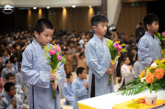 Starting the Temporary Ordination Retreat for Children in Summer with the theme Sowing compassion seeds