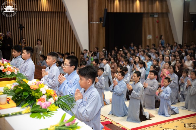 Starting the Temporary Ordination Retreat for Children in Summer with the theme Sowing compassion seeds