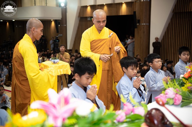 Starting the Temporary Ordination Retreat for Children in Summer with the theme Sowing compassion seeds