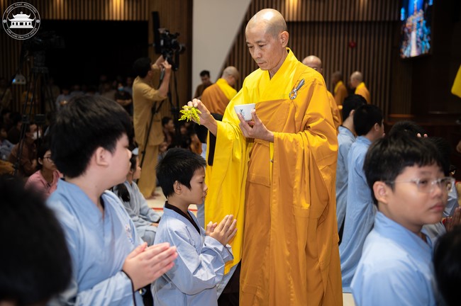 Starting the Temporary Ordination Retreat for Children in Summer with the theme Sowing compassion seeds