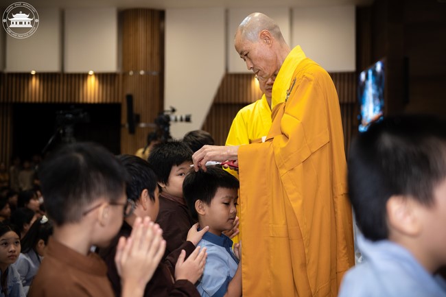 Starting the Temporary Ordination Retreat for Children in Summer with the theme Sowing compassion seeds