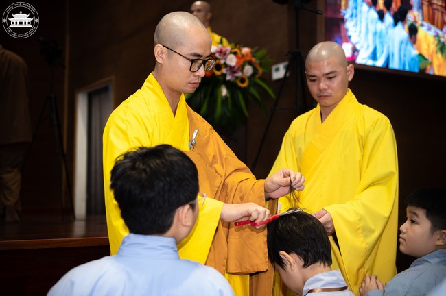 Starting the Temporary Ordination Retreat for Children in Summer with the theme Sowing compassion seeds