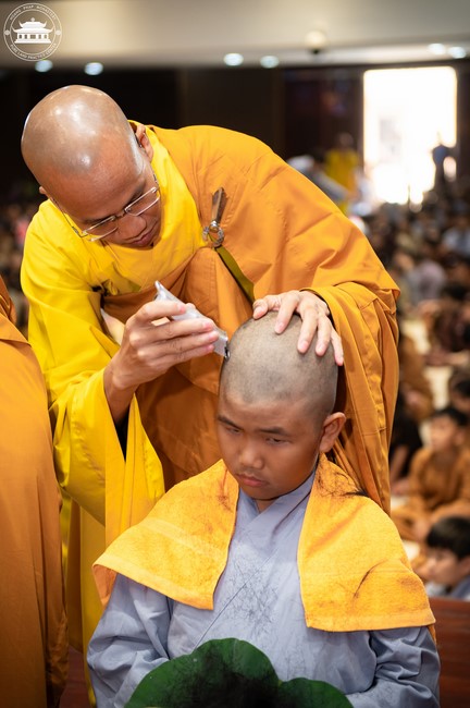 Starting the Temporary Ordination Retreat for Children in Summer with the theme Sowing compassion seeds