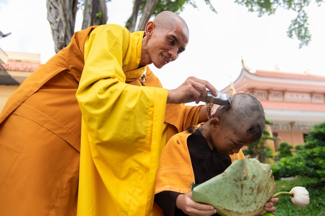 Starting the Temporary Ordination Retreat for Children in Summer with the theme Sowing compassion seeds