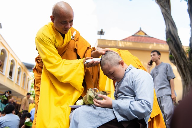 Starting the Temporary Ordination Retreat for Children in Summer with the theme Sowing compassion seeds