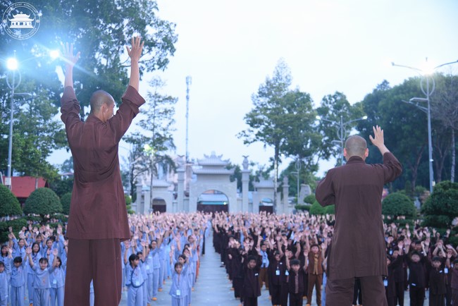 Starting the Temporary Ordination Retreat for Children in Summer with the theme Sowing compassion seeds