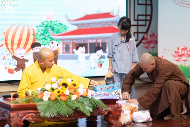 Starting the Temporary Ordination Retreat for Children in Summer with the theme Sowing compassion seeds