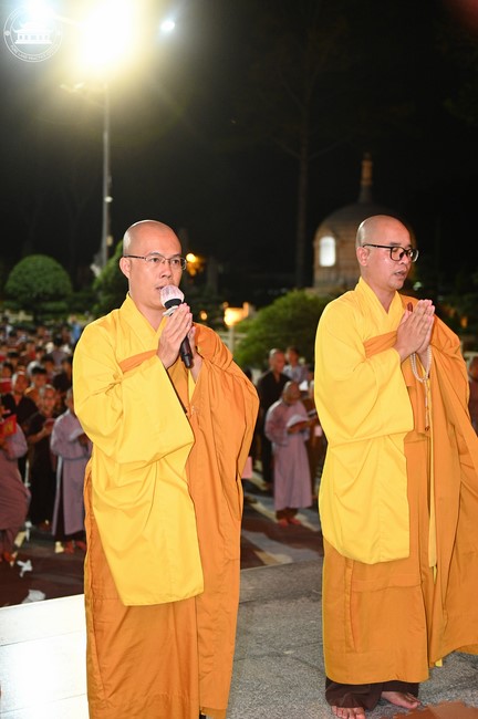 Starting the Temporary Ordination Retreat for Children in Summer with the theme Sowing compassion seeds