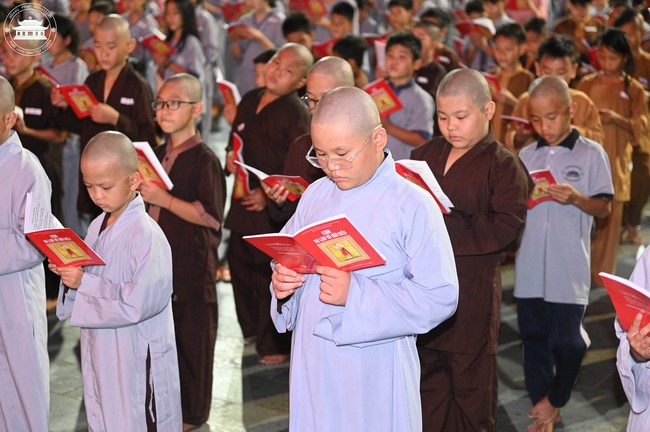 Starting the Temporary Ordination Retreat for Children in Summer with the theme Sowing compassion seeds