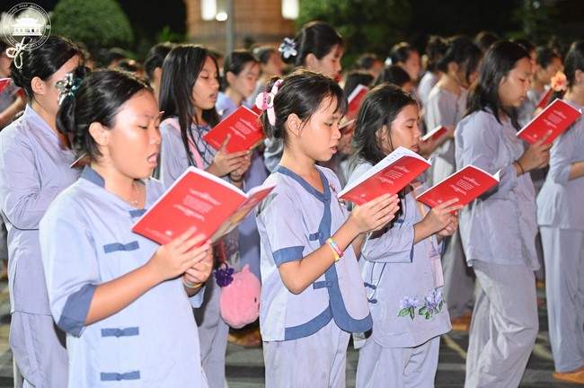 Starting the Temporary Ordination Retreat for Children in Summer with the theme Sowing compassion seeds