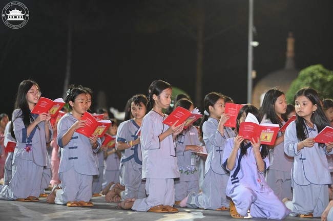 Starting the Temporary Ordination Retreat for Children in Summer with the theme Sowing compassion seeds