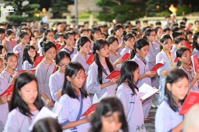 Starting the Temporary Ordination Retreat for Children in Summer with the theme Sowing compassion seeds