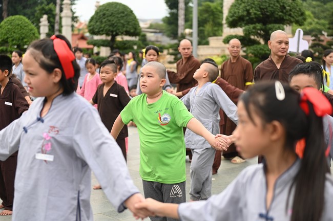 Dharma talk: Steeling oneself for the inside, preaching Junior Thich Minh Thanh - The third day of temporary ordination retreat for Children in Summer 2024