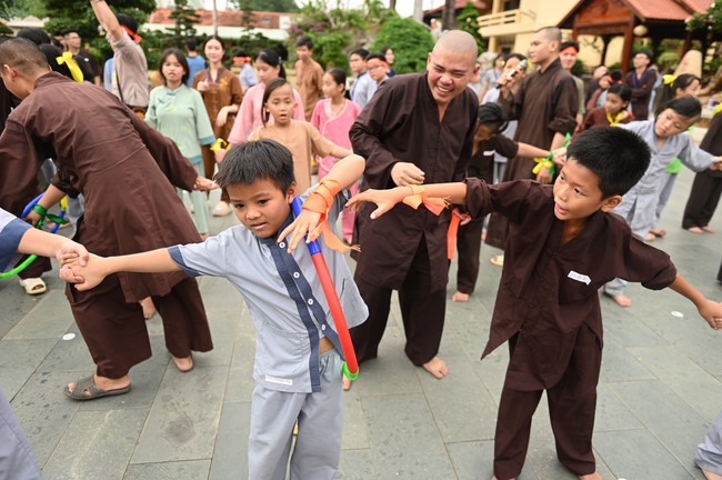 Dharma talk: Steeling oneself for the inside, preaching Junior Thich Minh Thanh - The third day of temporary ordination retreat for Children in Summer 2024