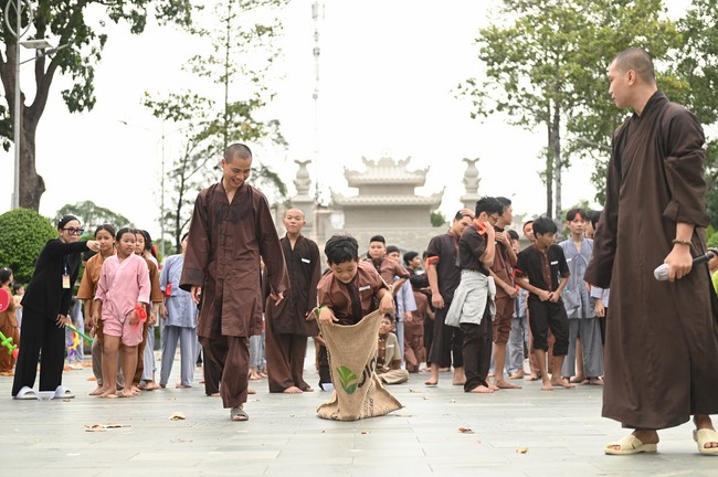 Dharma talk: Steeling oneself for the inside, preaching Junior Thich Minh Thanh - The third day of temporary ordination retreat for Children in Summer 2024