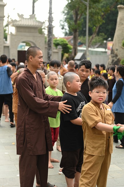 Dharma talk: Steeling oneself for the inside, preaching Junior Thich Minh Thanh - The third day of temporary ordination retreat for Children in Summer 2024