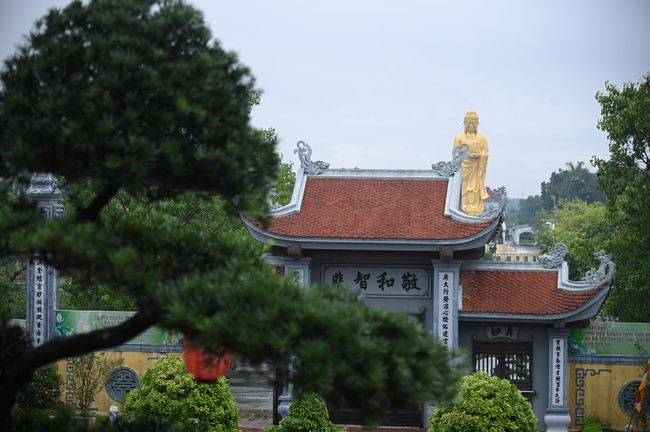 Donating to Vietnam Buddhist University (VBU) in Hanoi City from NCT Talent Monk Fund