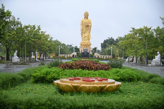 Donating to Vietnam Buddhist University (VBU) in Hanoi City from NCT Talent Monk Fund