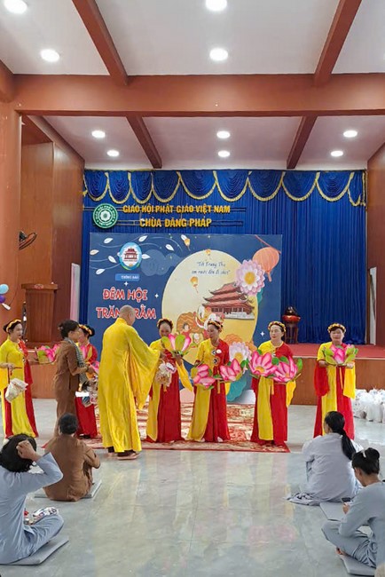 Chùa Đăng Pháp - Bình Phước: Khóa tu Một ngày an lạc và tặng quà Trung Thu