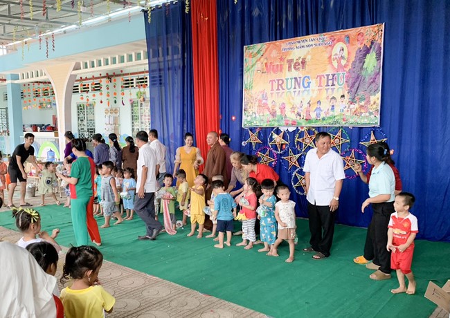 “Returning besides the Buddha on Mid-Autumn Festival for Kids of Suoi Phap Pagoda, Tay Ninh.
