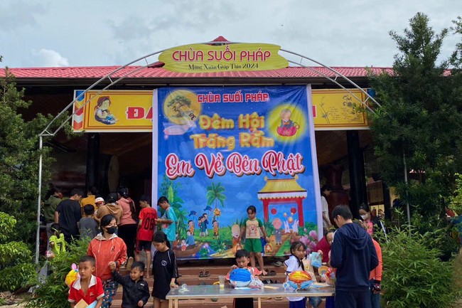 “Returning besides the Buddha on Mid-Autumn Festival for Kids of Suoi Phap Pagoda, Tay Ninh.