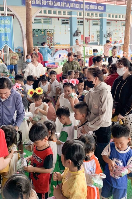“Returning besides the Buddha on Mid-Autumn Festival for Kids of Suoi Phap Pagoda, Tay Ninh.
