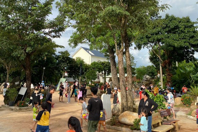 “Returning besides the Buddha on Mid-Autumn Festival for Kids of Suoi Phap Pagoda, Tay Ninh.