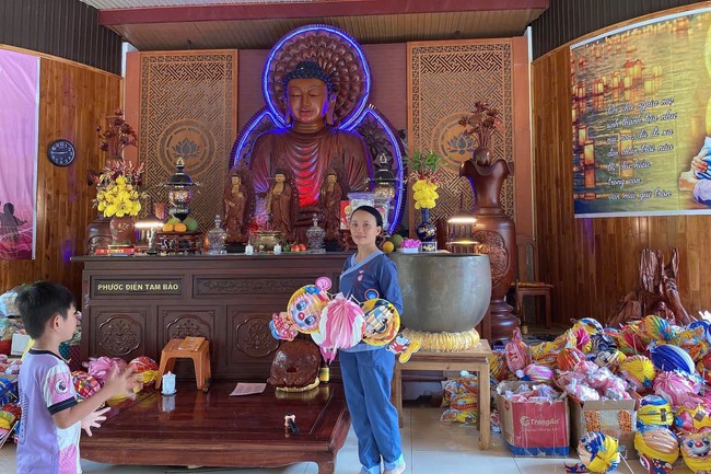 “Returning besides the Buddha on Mid-Autumn Festival for Kids of Suoi Phap Pagoda, Tay Ninh.