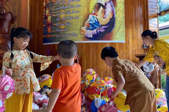 “Returning besides the Buddha on Mid-Autumn Festival for Kids of Suoi Phap Pagoda, Tay Ninh.