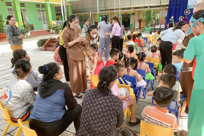 “Returning besides the Buddha on Mid-Autumn Festival for Kids of Suoi Phap Pagoda, Tay Ninh.