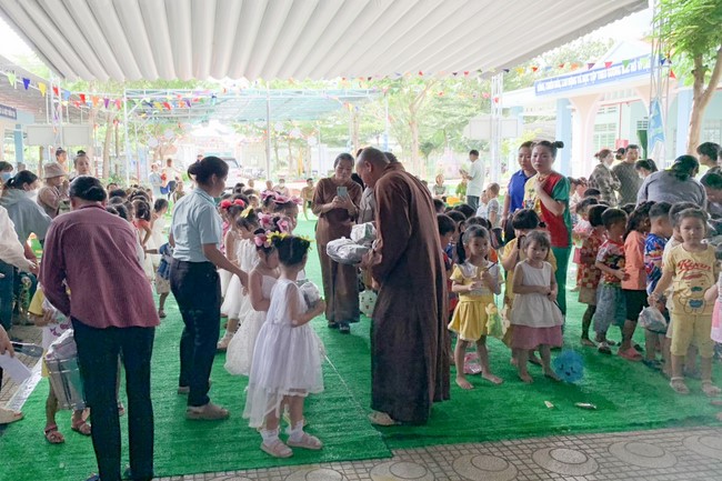 “Returning besides the Buddha on Mid-Autumn Festival for Kids of Suoi Phap Pagoda, Tay Ninh.