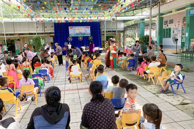 “Returning besides the Buddha on Mid-Autumn Festival for Kids of Suoi Phap Pagoda, Tay Ninh.