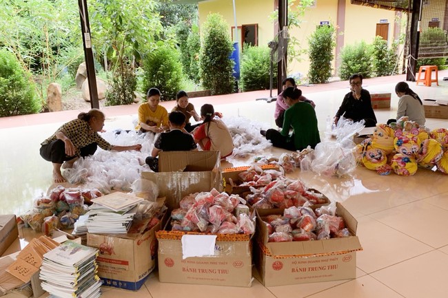 “Returning besides the Buddha on Mid-Autumn Festival for Kids of Suoi Phap Pagoda, Tay Ninh.
