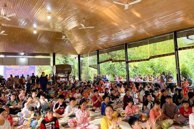 “Returning besides the Buddha on Mid-Autumn Festival for Kids of Suoi Phap Pagoda, Tay Ninh.