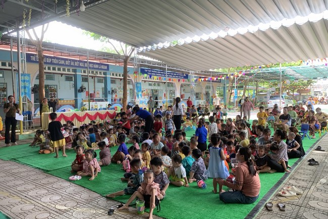 “Returning besides the Buddha on Mid-Autumn Festival for Kids of Suoi Phap Pagoda, Tay Ninh.